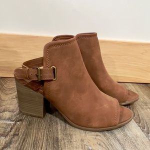 Women’s heeled ankle strap booties/sandals